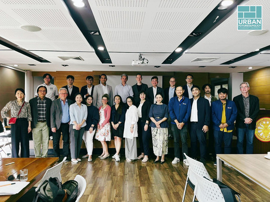 Teilnehmer des Bangkok Workshops an der Thammasat University. Teilnehmer des Bangkok Workshops an der Thammasat University.