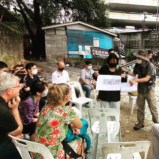 Discussion about the construction measures in the Laksi Community 99 settlement.